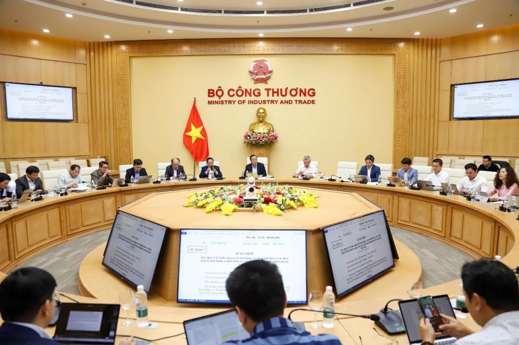 Triển khai xây dựng khung pháp lý cho phát triển thị trường điện cạnh tranh tại Việt Nam