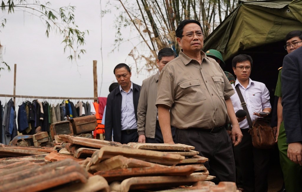 Thủ tướng yêu cầu thần tốc xây dựng lại nhà cho người dân vùng lũ bị thiệt hại