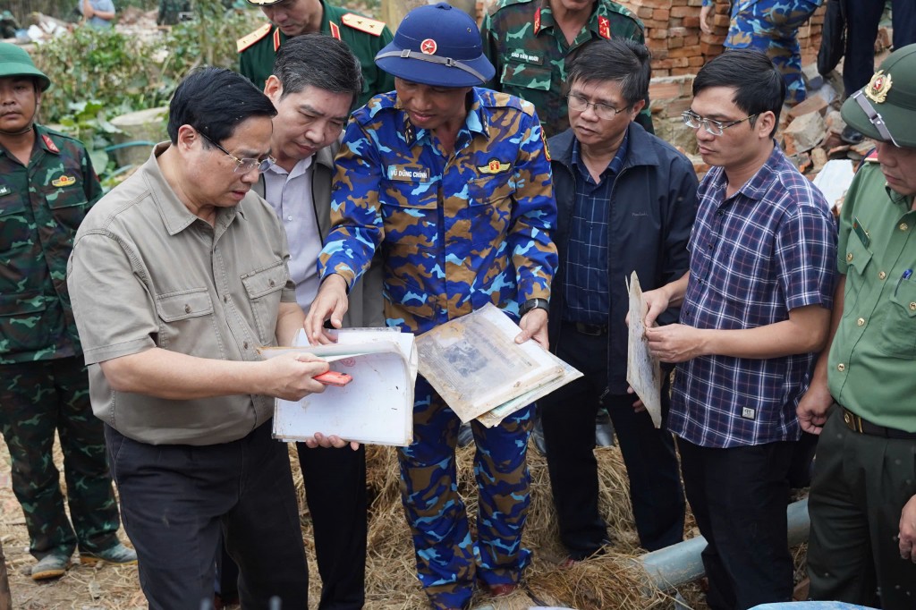 Thủ tướng yêu cầu thần tốc xây dựng lại nhà cho người dân vùng lũ bị thiệt hại