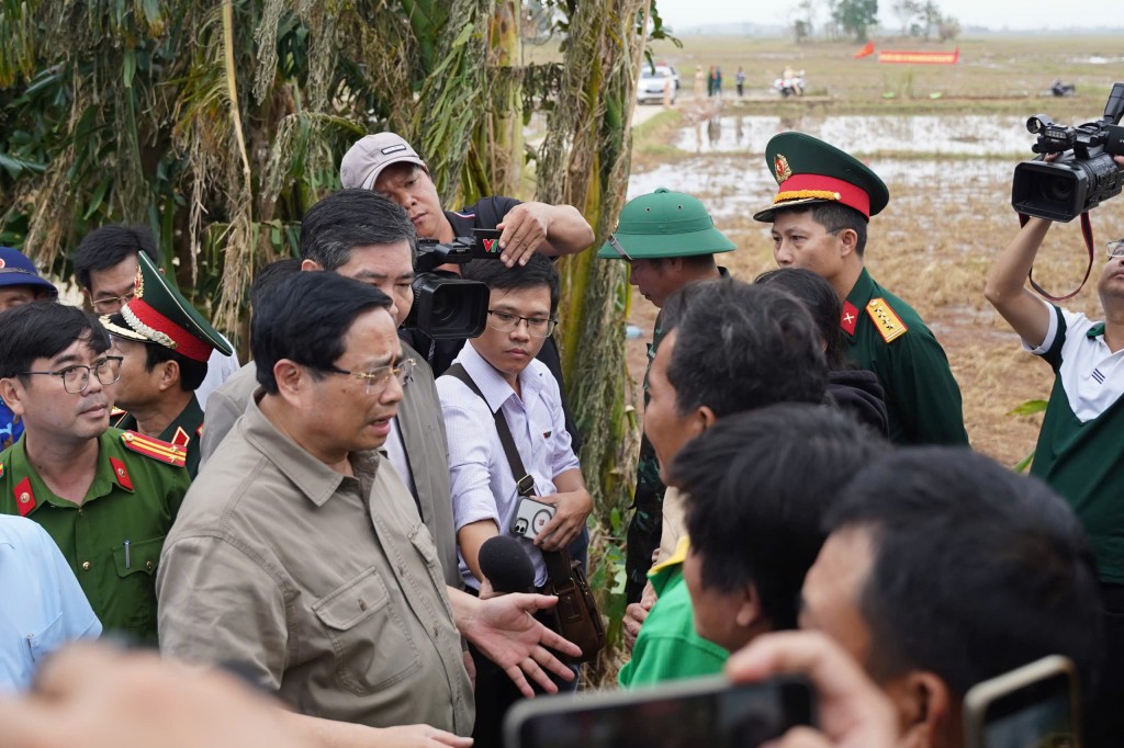 Thủ tướng yêu cầu thần tốc xây dựng lại nhà cho người dân vùng lũ bị thiệt hại