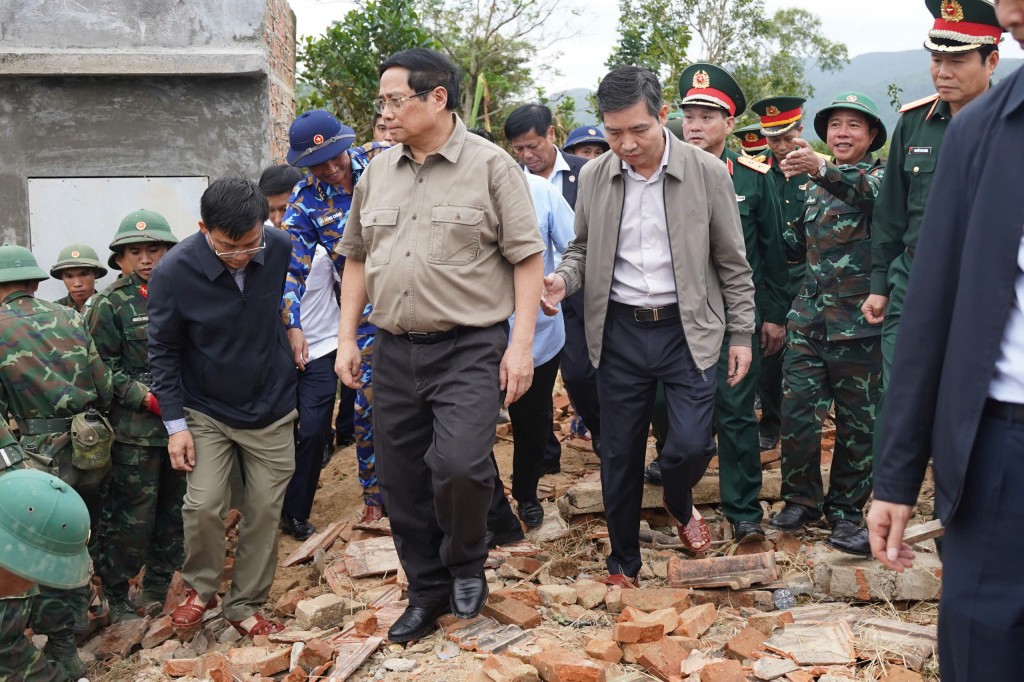 Thủ tướng yêu cầu thần tốc xây dựng lại nhà cho người dân vùng lũ bị thiệt hại