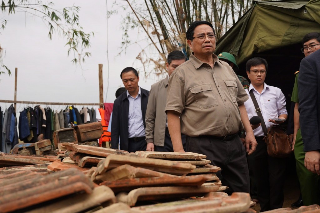 Thủ tướng yêu cầu thần tốc xây dựng lại nhà cho người dân vùng lũ bị thiệt hại