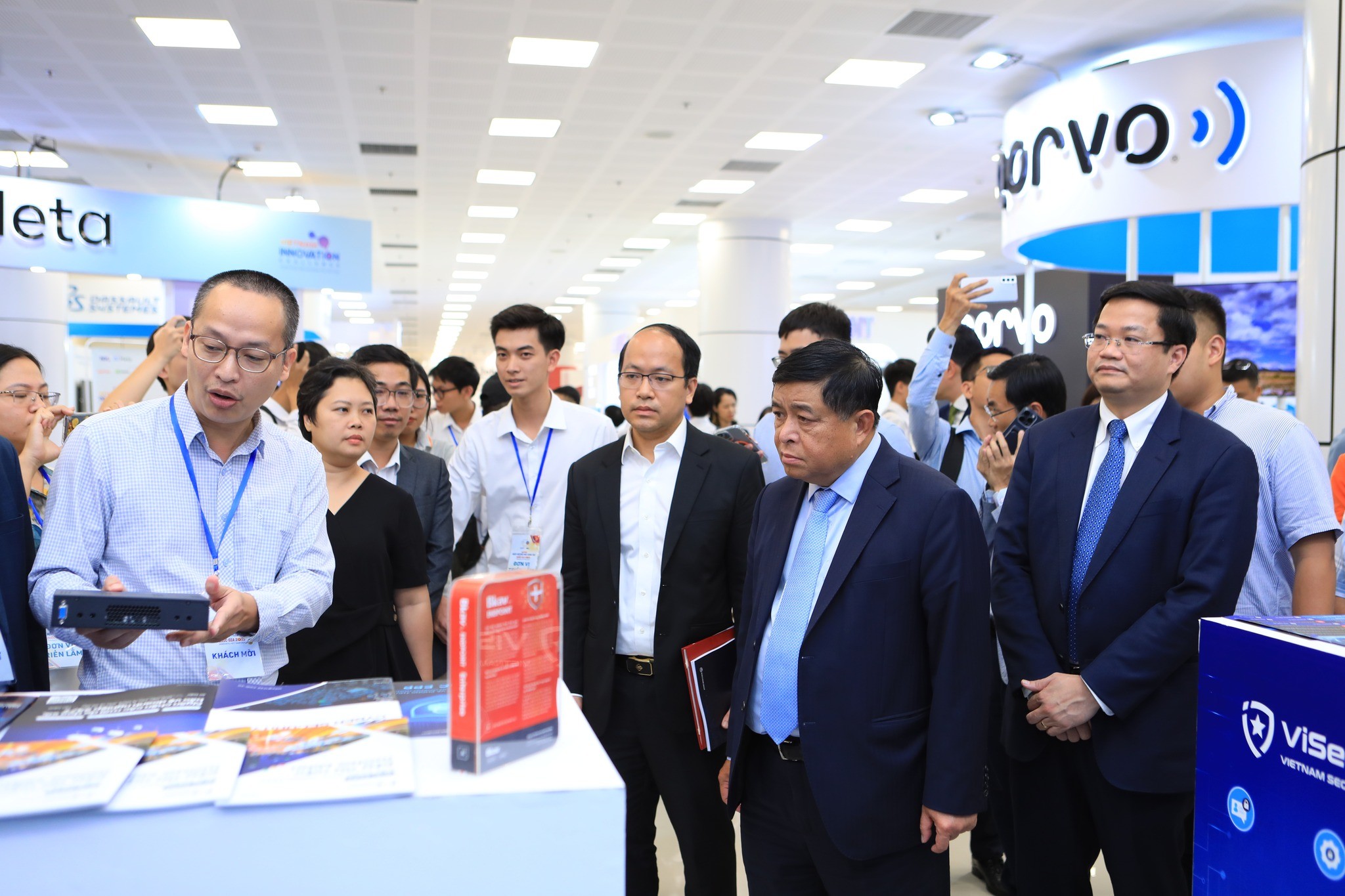 Phó Thủ tướng Chính phủ Nguyễn Chí Dũng thăm Trung tâm Đổi mới sáng tạo quốc gia.