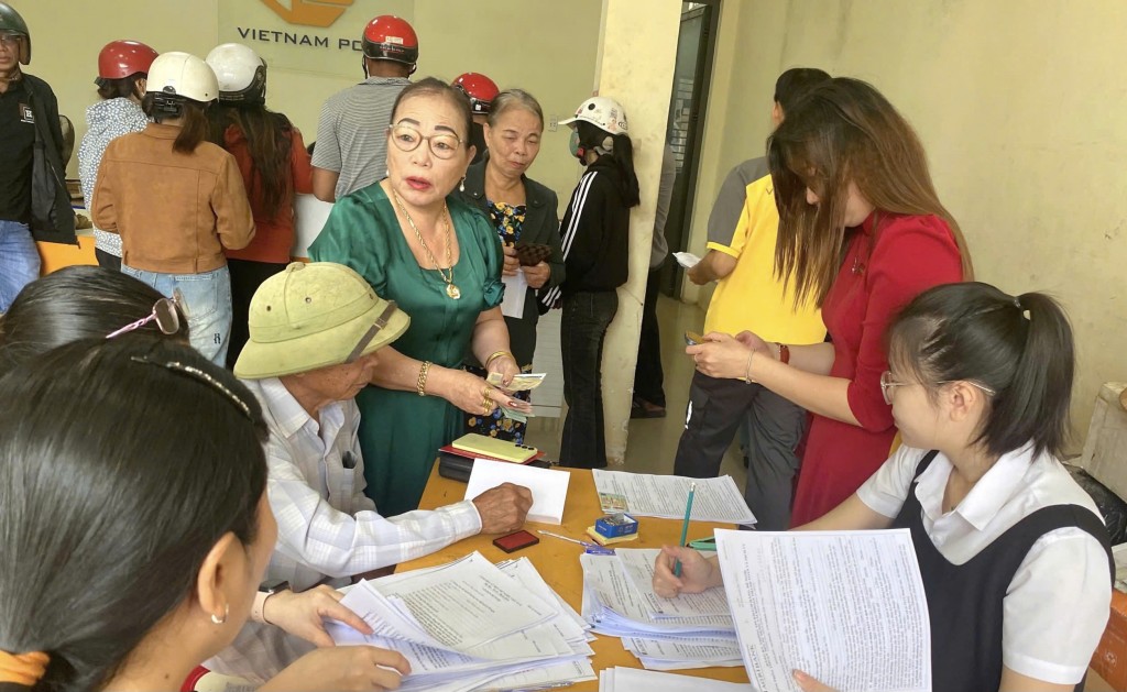 Lâm Đồng: Sẵn sàng chi trả gộp 3 tháng lương cho người hưởng vùng bị ảnh hưởng bão, lũ Lâm Đồng: Sẵn sàng chi trả gộp 3 tháng lương cho người hưởng vùng bị ảnh hưởng bão, lũ