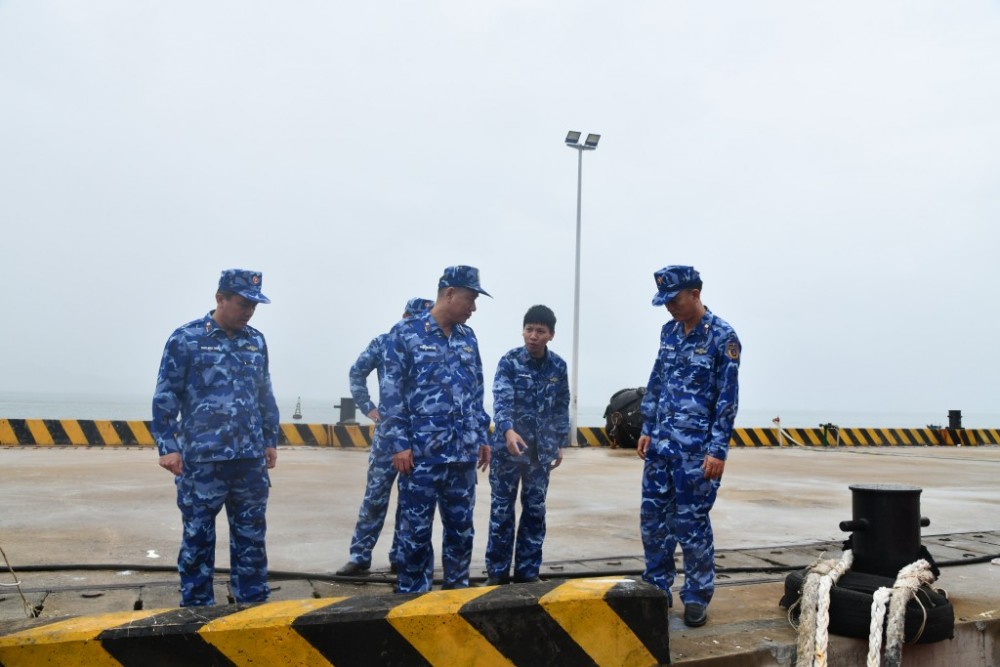 Lực lượng Cảnh sát biển kiểm tra cầu cảng.