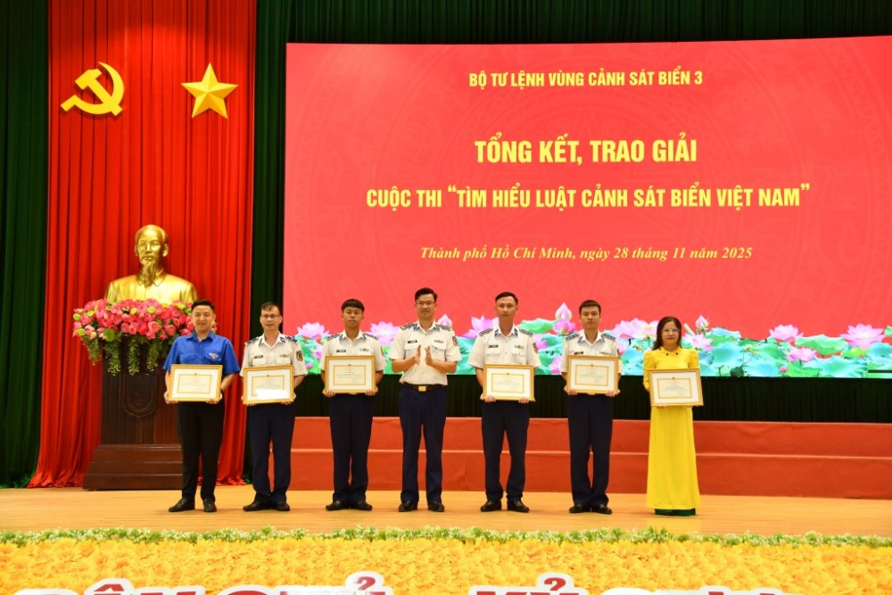 Lãnh đạo Bộ Tư lệnh Cảnh sát biển 3 trao thưởng cho các tập thể có thành tích xuất sắc.