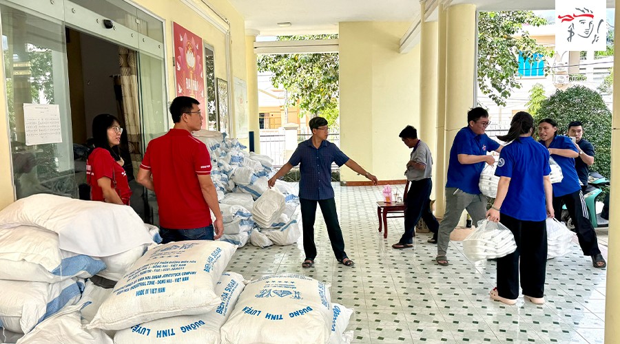 Prudential Việt Nam hỗ trợ gia đình khó khăn tại các tỉnh miền Trung và miền Bắc