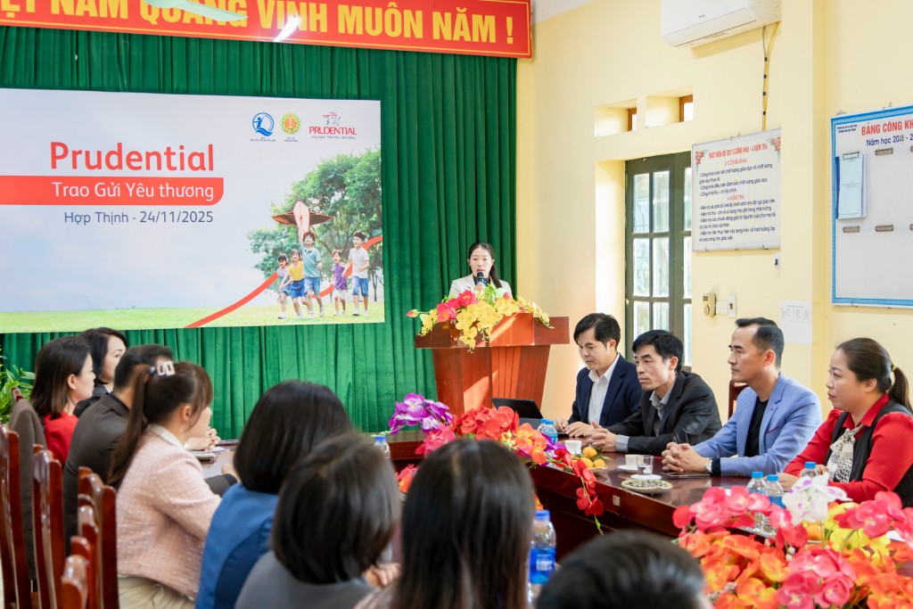 Prudential Việt Nam hỗ trợ gia đình khó khăn tại các tỉnh miền Trung và miền Bắc