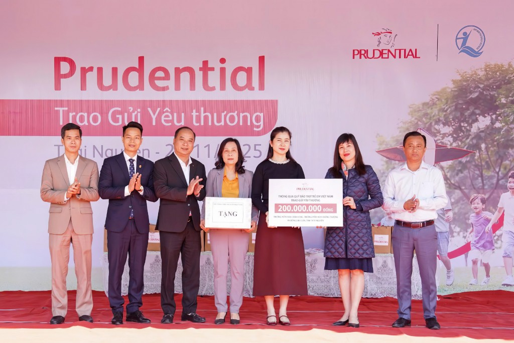 Prudential Việt Nam hỗ trợ gia đình khó khăn tại các tỉnh miền Trung và miền Bắc