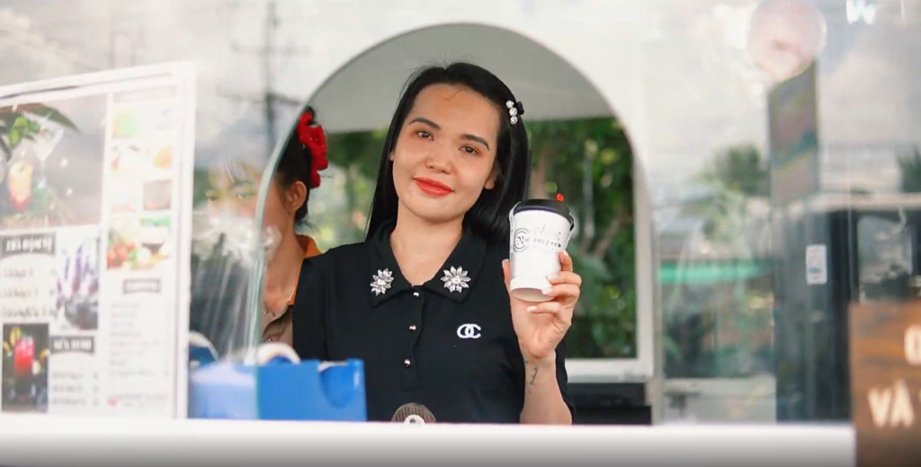 Bà chủ 8x bán vé số Vietlott trúng nhiều giải ở Vĩnh Long: “Khách ở đây như một gia đình” Bà chủ 8x bán vé số Vietlott trúng nhiều giải ở Vĩnh Long: “Khách ở đây như một gia đình”