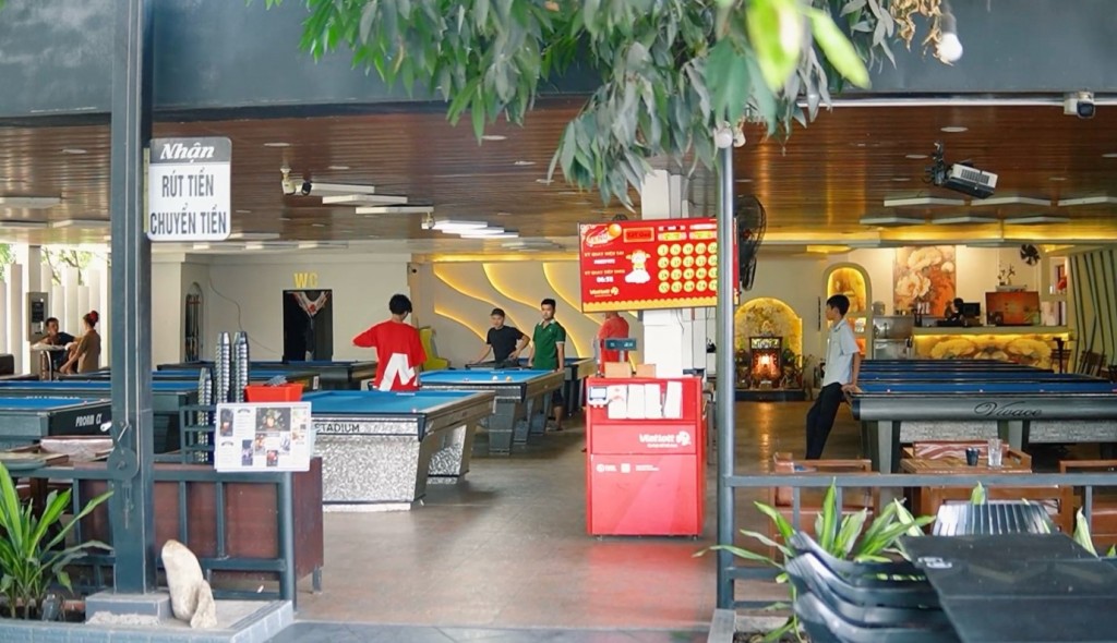 Bà chủ 8x bán vé số Vietlott trúng nhiều giải ở Vĩnh Long: “Khách ở đây như một gia đình” Bà chủ 8x bán vé số Vietlott trúng nhiều giải ở Vĩnh Long: “Khách ở đây như một gia đình”