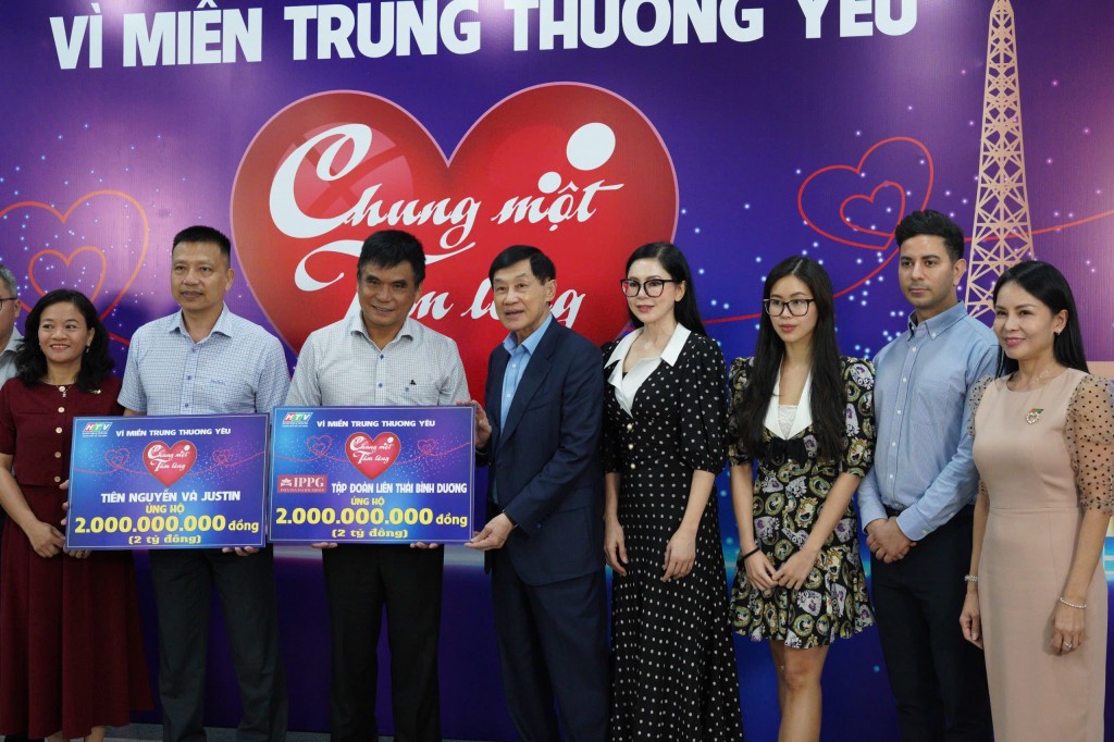 Gia đình doanh nhân Johnathan Hạnh Nguyễn đóng góp 10 tỷ đồng ủng hộ đồng bào miền Trung Gia đình doanh nhân Johnathan Hạnh Nguyễn đóng góp 10 tỷ đồng ủng hộ đồng bào miền Trung