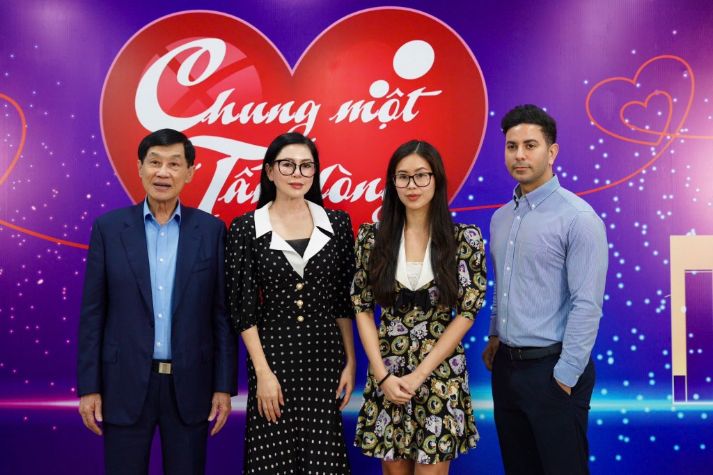 Gia đình doanh nhân Johnathan Hạnh Nguyễn đóng góp 10 tỷ đồng ủng hộ đồng bào miền Trung Gia đình doanh nhân Johnathan Hạnh Nguyễn đóng góp 10 tỷ đồng ủng hộ đồng bào miền Trung