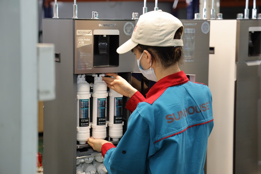 Máy lọc nước RO SUNHOUSE được nghiên cứu và sản xuất trên hệ thống nhà máy SUNHOUSE đạt chuẩn quốc tế. Máy lọc nước RO SUNHOUSE được nghiên cứu và sản xuất trên hệ thống nhà máy SUNHOUSE đạt chuẩn quốc tế.