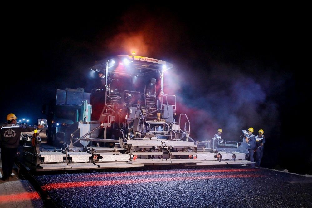 Một mũi thi công thảm bê tông nhựa xuyên đêm tại công trường xây dựng đường cao tốc Đồng Đăng - Trà Lĩnh. Một mũi thi công thảm bê tông nhựa xuyên đêm tại công trường xây dựng đường cao tốc Đồng Đăng - Trà Lĩnh.