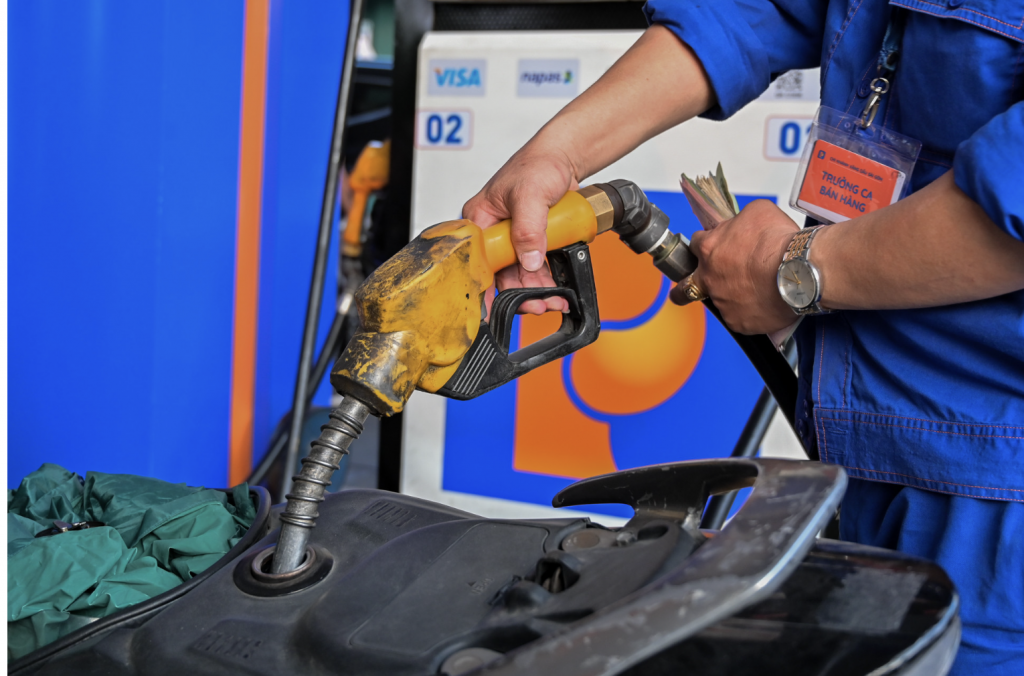 Dự báo giá xăng có thể tăng trong kỳ điều hành ngày mai (4/12) Dự báo giá xăng có thể tăng trong kỳ điều hành ngày mai (4/12)