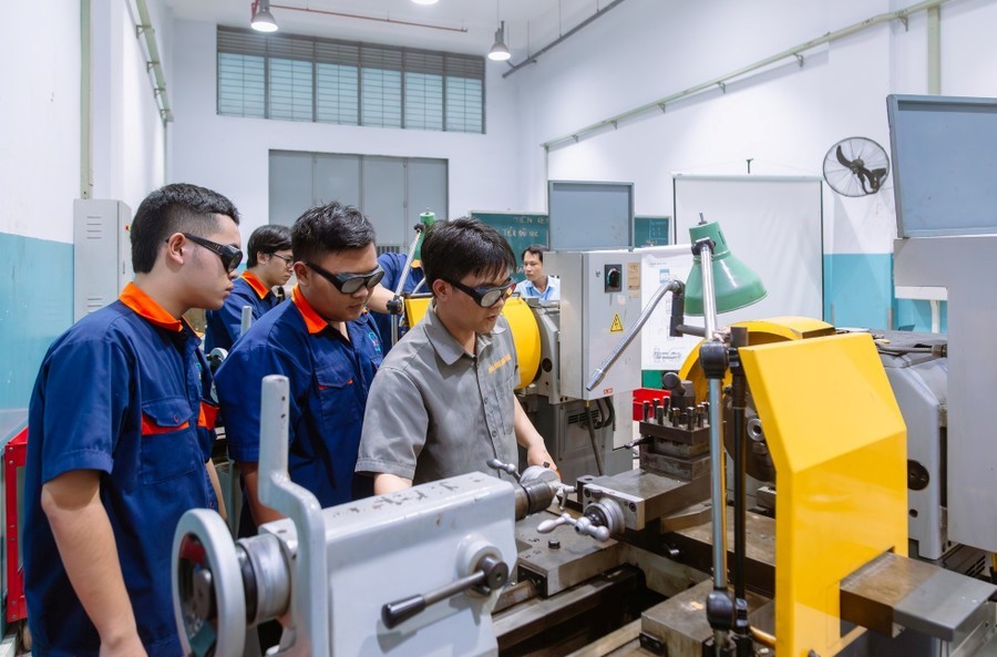 Nhà trường và doanh nghiệp đồng hành nâng tầm giáo dục nghề nghiệp Nhà trường và doanh nghiệp đồng hành nâng tầm giáo dục nghề nghiệp