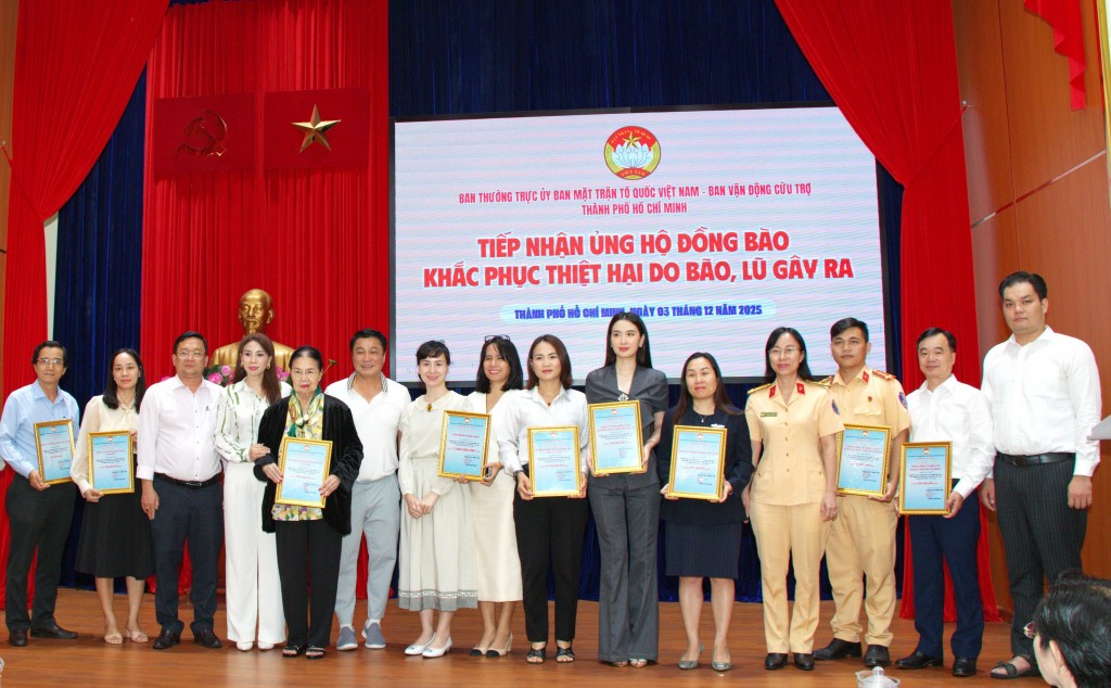 TP. Hồ Chí Minh: Đóng góp thêm 20 tỷ đồng hỗ trợ đồng bào bị bão, lũ TP. Hồ Chí Minh: Đóng góp thêm 20 tỷ đồng hỗ trợ đồng bào bị bão, lũ