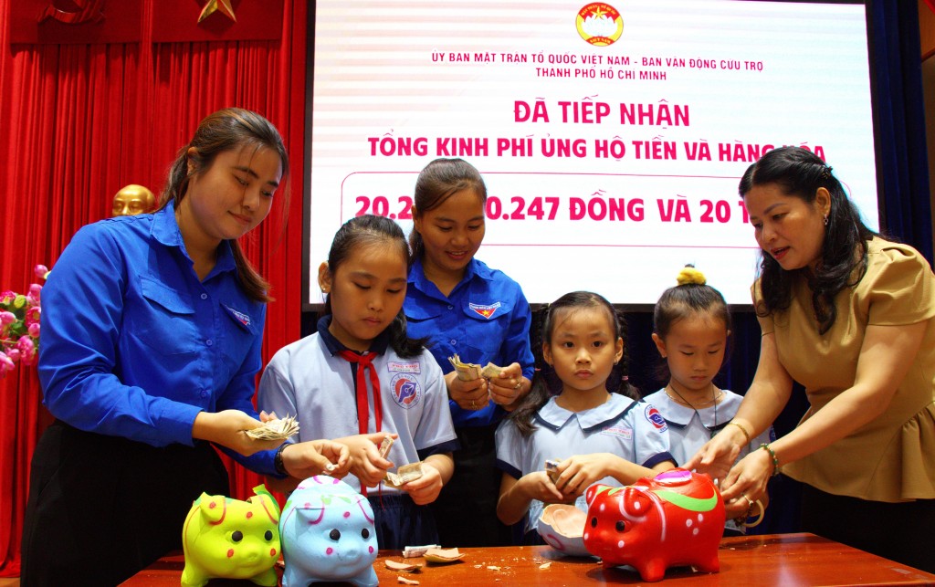 TP. Hồ Chí Minh: Đóng góp thêm 20 tỷ đồng hỗ trợ đồng bào bị bão, lũ TP. Hồ Chí Minh: Đóng góp thêm 20 tỷ đồng hỗ trợ đồng bào bị bão, lũ