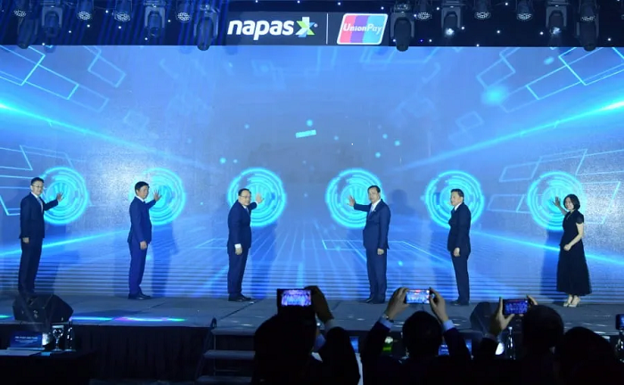 Các đại biểu thực hiện nghi thức khởi động kết nối - đại diện Vietcombank, bà Phùng Nguyễn Hải Yến - Phó Tổng Giám đốc (ngoài cùng bên phải). Các đại biểu thực hiện nghi thức khởi động kết nối - đại diện Vietcombank, bà Phùng Nguyễn Hải Yến - Phó Tổng Giám đốc (ngoài cùng bên phải).