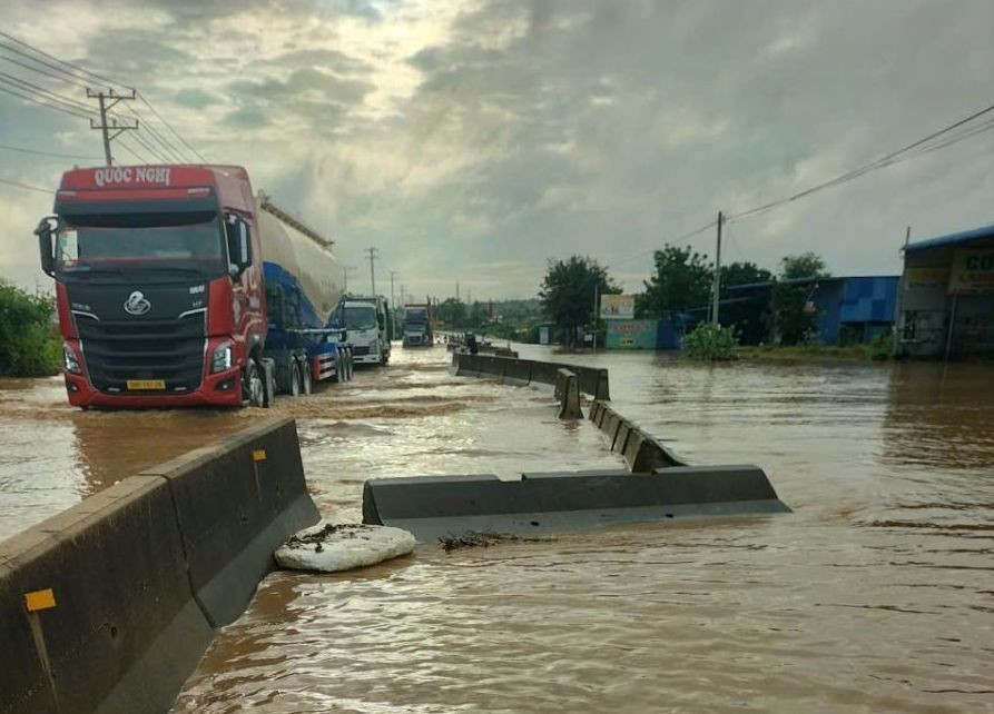 Cấm đường trên cao tốc Phan Thiết - Vĩnh Hảo qua Lâm Đồng do sạt lở sau bão số 15