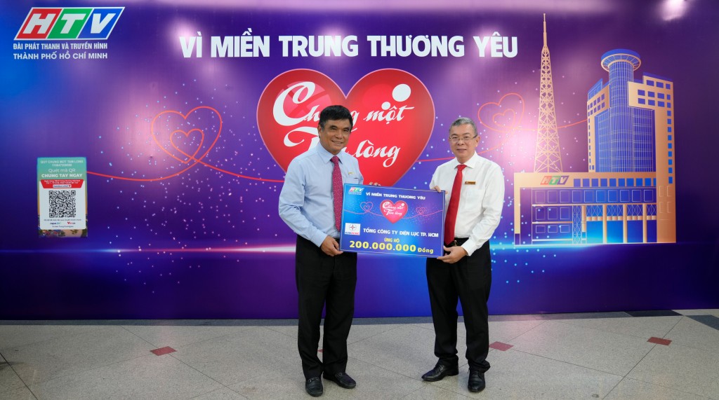 EVNHCMC ủng hộ 200 triệu đồng vào Quỹ “Chung một tấm lòng: Vì miền Trung thương yêu” EVNHCMC ủng hộ 200 triệu đồng vào Quỹ “Chung một tấm lòng: Vì miền Trung thương yêu”