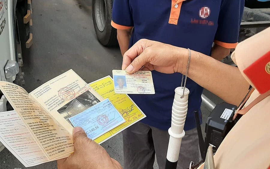 Người điều khiển ô tô không có bảo hiểm bắt buộc bị phạt tới 600 nghìn đồng Người điều khiển ô tô không có bảo hiểm bắt buộc bị phạt tới 600 nghìn đồng