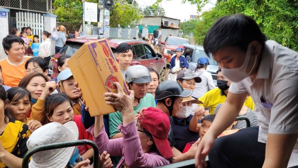 Acecook Việt Nam hỗ trợ người dân vùng lũ 210.000 sản phẩm mì ăn liền Acecook Việt Nam hỗ trợ người dân vùng lũ 210.000 sản phẩm mì ăn liền