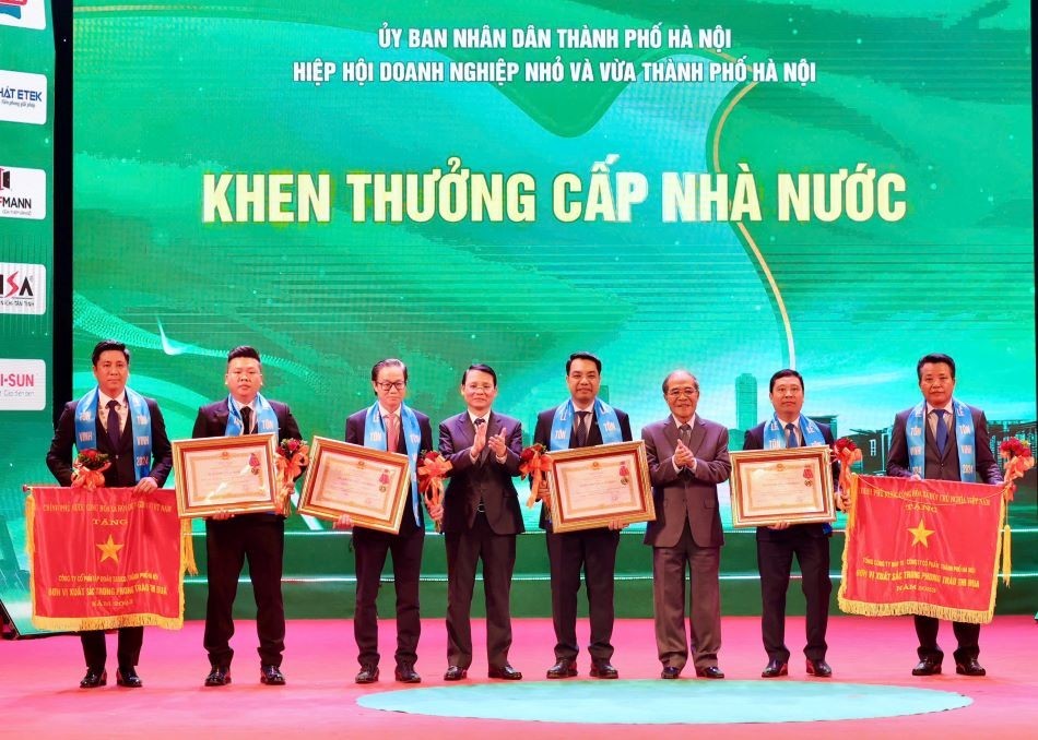 Khen thưởng cấp Nhà nước cho các tập thể, cá nhân. Khen thưởng cấp Nhà nước cho các tập thể, cá nhân.