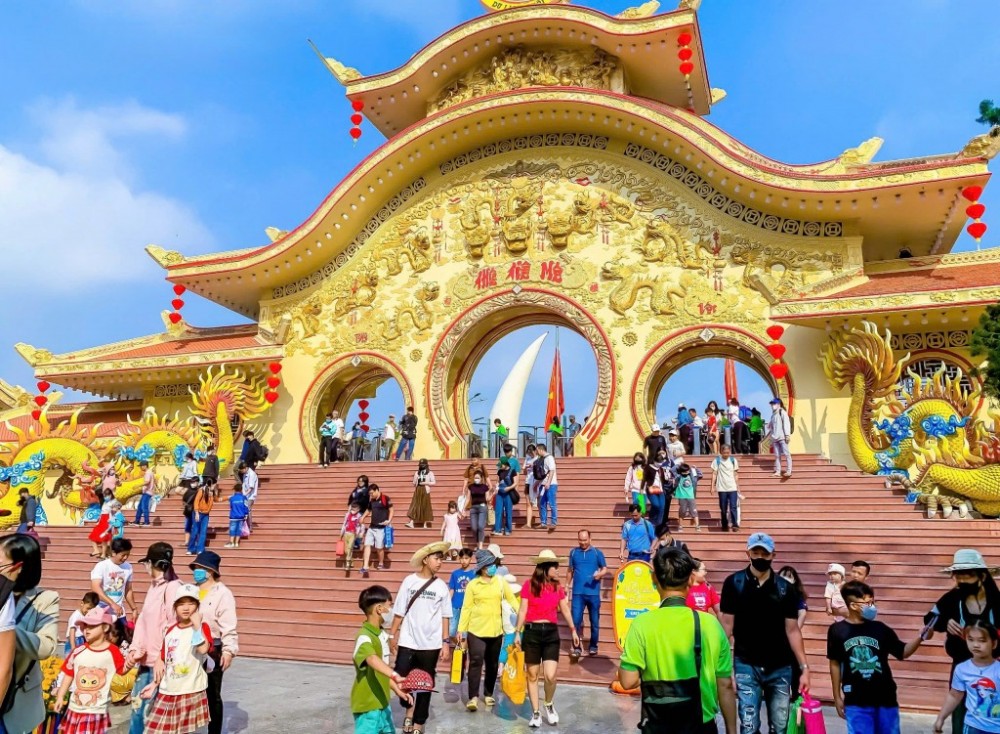 Cùng với việc đa dạng hóa trải nghiệm, TP Hồ Chí Minh đặc biệt chú trọng xây dựng môi trường du lịch văn minh, thân thiện. Cùng với việc đa dạng hóa trải nghiệm, TP Hồ Chí Minh đặc biệt chú trọng xây dựng môi trường du lịch văn minh, thân thiện.