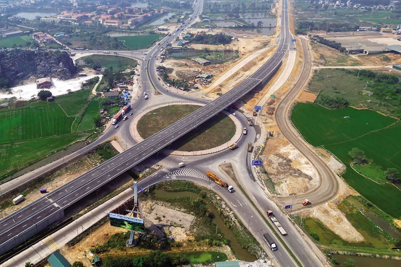 Giải ngân đầu tư công năm 2025 tiếp tục cải thiện, vượt tiến độ cùng kỳ năm trước