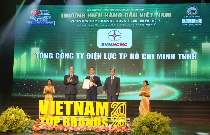 EVNHCMC được vinh danh Top 10 “Thương hiệu hàng đầu Việt Nam 2025”