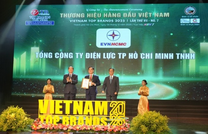EVNHCMC được vinh danh Top 10 “Thương hiệu hàng đầu Việt Nam 2025”