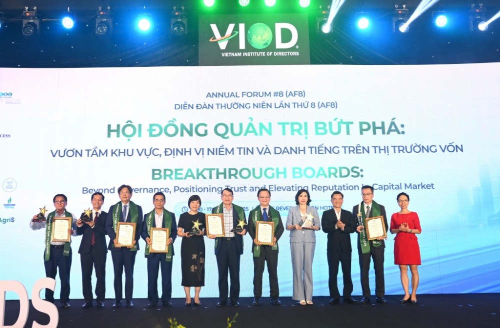 vinh danh Top 5 “Hội đồng Quản trị của năm” và “Hội đồng Quản trị đa dạng” . Ảnh Nâng tầm quản trị doanh nghiệp để thu hút nguồn vốn ngoại