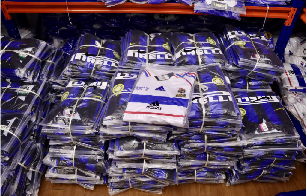 Phát hiện gần 6.500 bộ quần áo nghi giả nhãn hiệu bán trên thương mại điện tử Phát hiện gần 6.500 bộ quần áo nghi giả nhãn hiệu bán trên thương mại điện tử