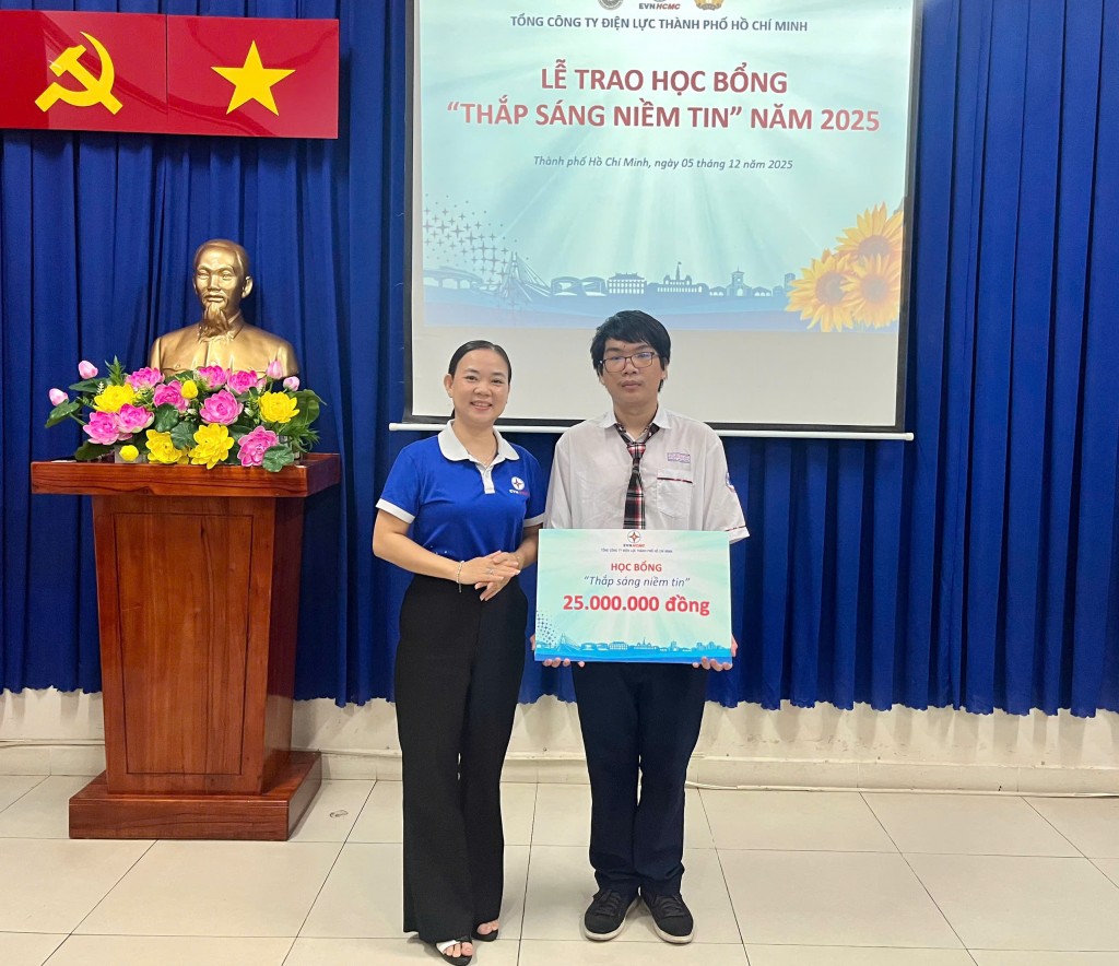 “Thắp sáng niềm tin” đến trường cho học sinh hiếu học số thứ 36 “Thắp sáng niềm tin” đến trường cho học sinh hiếu học số thứ 36