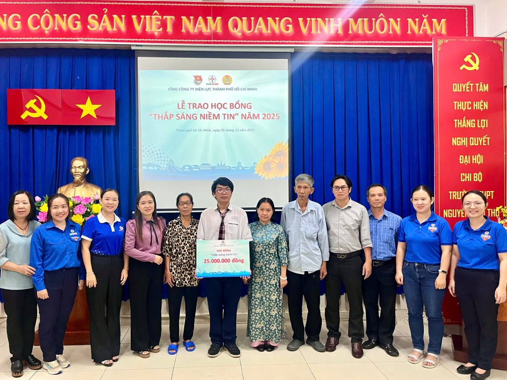 “Thắp sáng niềm tin” đến trường cho học sinh hiếu học số thứ 36 “Thắp sáng niềm tin” đến trường cho học sinh hiếu học số thứ 36