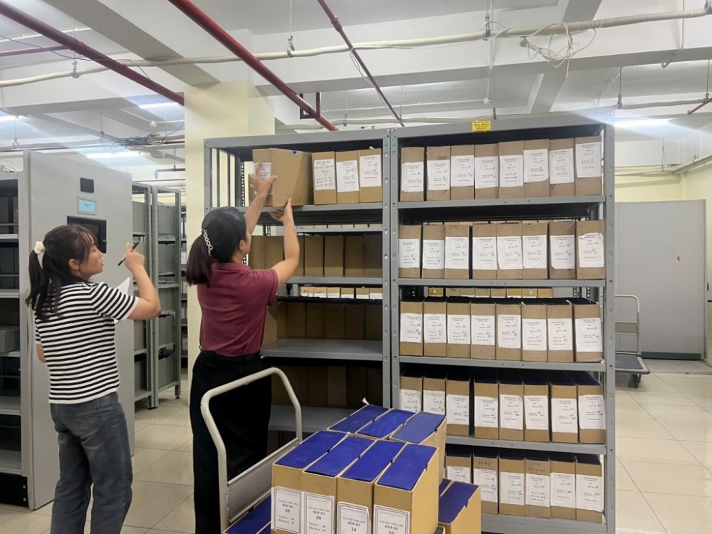 Giao nộp hơn 1.300 hồ sơ, tài liệu Kho bạc vào Lưu trữ lịch sử tỉnh Hưng Yên Giao nộp hơn 1.300 hồ sơ, tài liệu Kho bạc vào Lưu trữ lịch sử tỉnh Hưng Yên