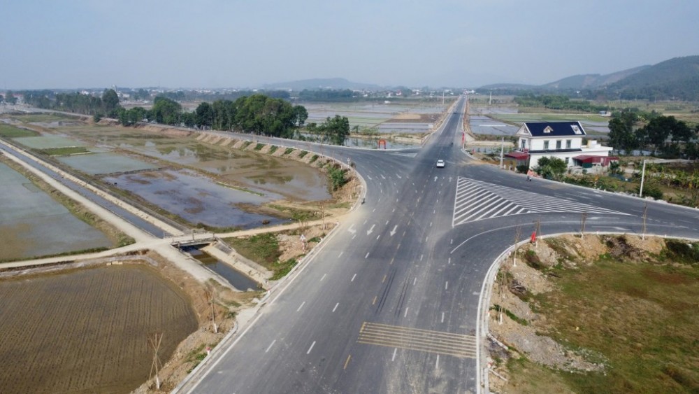 Đẩy nhanh tiến độ hoàn thành hàng nghìn km đường bộ cao tốc, đường bộ ven biển