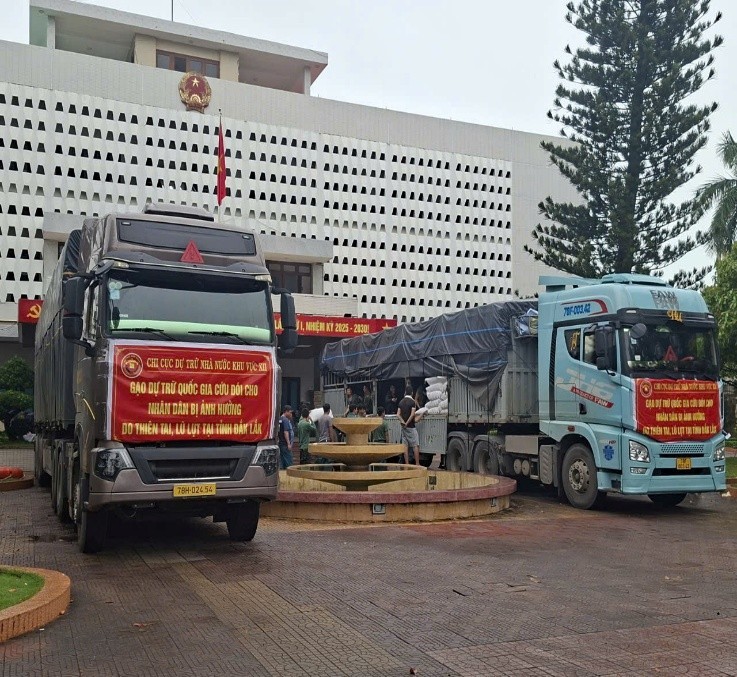 Hoàn thành xuất cấp gần 8.000 tấn gạo và các thiết bị, vật tư hỗ trợ người dân vùng lũ Hoàn thành xuất cấp gần 8.000 tấn gạo và các thiết bị, vật tư hỗ trợ người dân vùng lũ