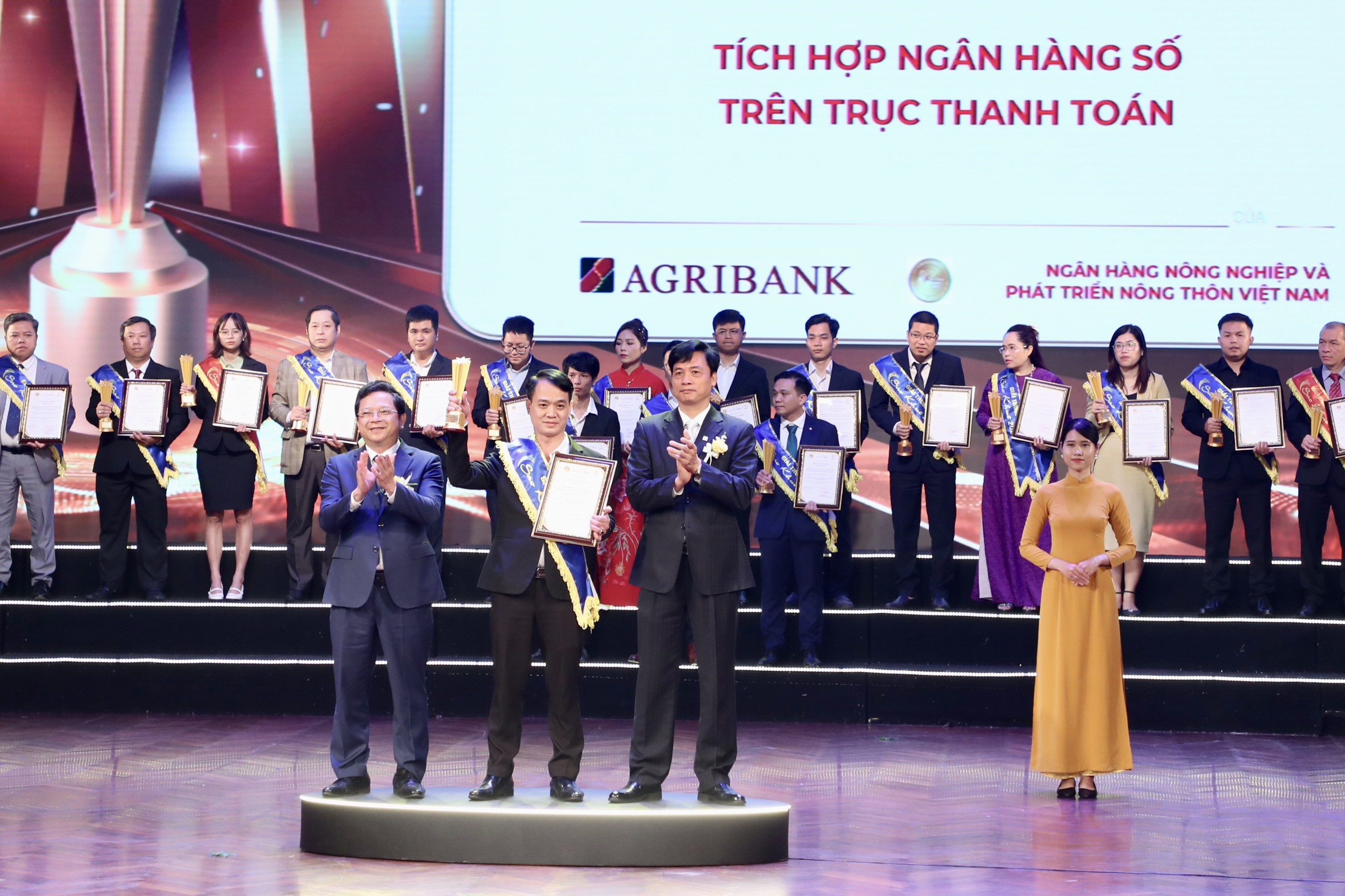 Đại diện Agribank nhận giải Trục thanh toán Agribank. Đại diện Agribank nhận giải Trục thanh toán Agribank.
