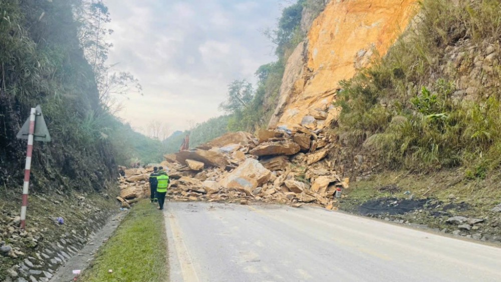 Khẩn trương khắc phục sạt lở đất trên Quốc lộ 6 qua Phú Thọ, cứu 3 người bị vùi lấp Khẩn trương khắc phục sạt lở đất trên Quốc lộ 6 qua Phú Thọ, cứu 3 người bị vùi lấp