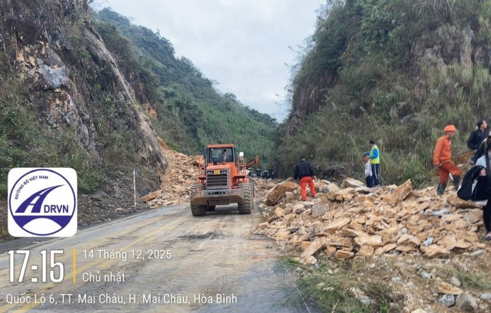 Khẩn trương khắc phục sạt lở đất trên Quốc lộ 6 qua Phú Thọ, cứu 3 người bị vùi lấp Khẩn trương khắc phục sạt lở đất trên Quốc lộ 6 qua Phú Thọ, cứu 3 người bị vùi lấp
