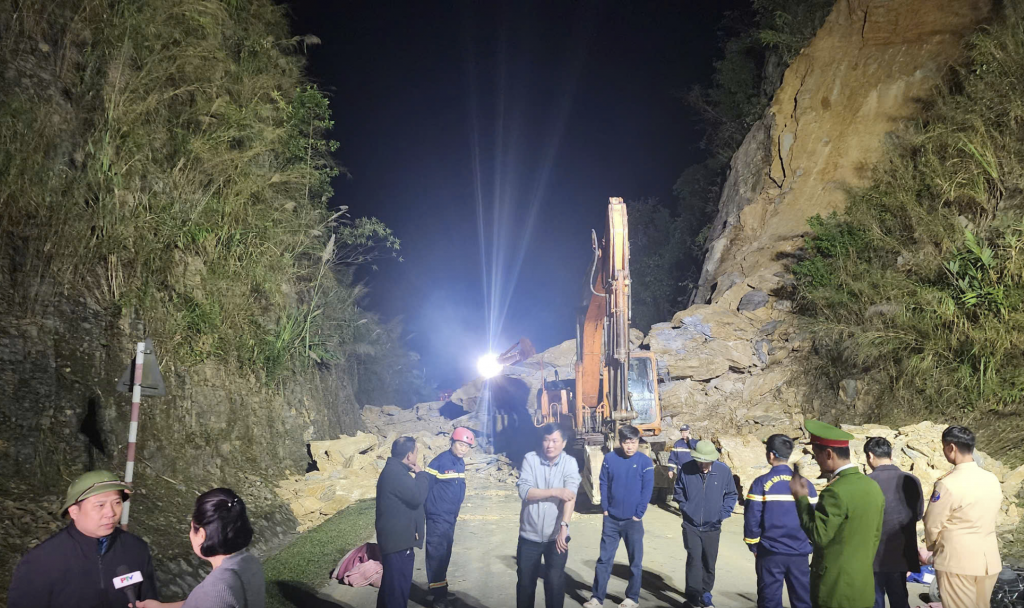 Đã tìm thấy cả 3 nạn nhân trong vụ sạt lở đất trên Quốc lộ 6 qua tỉnh Phú Thọ Đã tìm thấy cả 3 nạn nhân trong vụ sạt lở đất trên Quốc lộ 6 qua tỉnh Phú Thọ