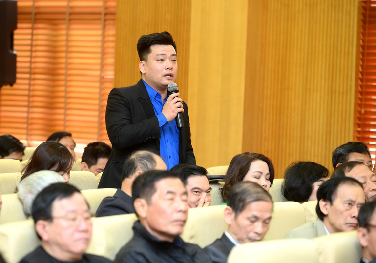 Cử tri thành phố Hà Nội phát biểu ý kiến kiến nghị với các đại biểu Quốc hội. (Ảnh: ĐĂNG KHOA) a7-bnd-1800.jpg