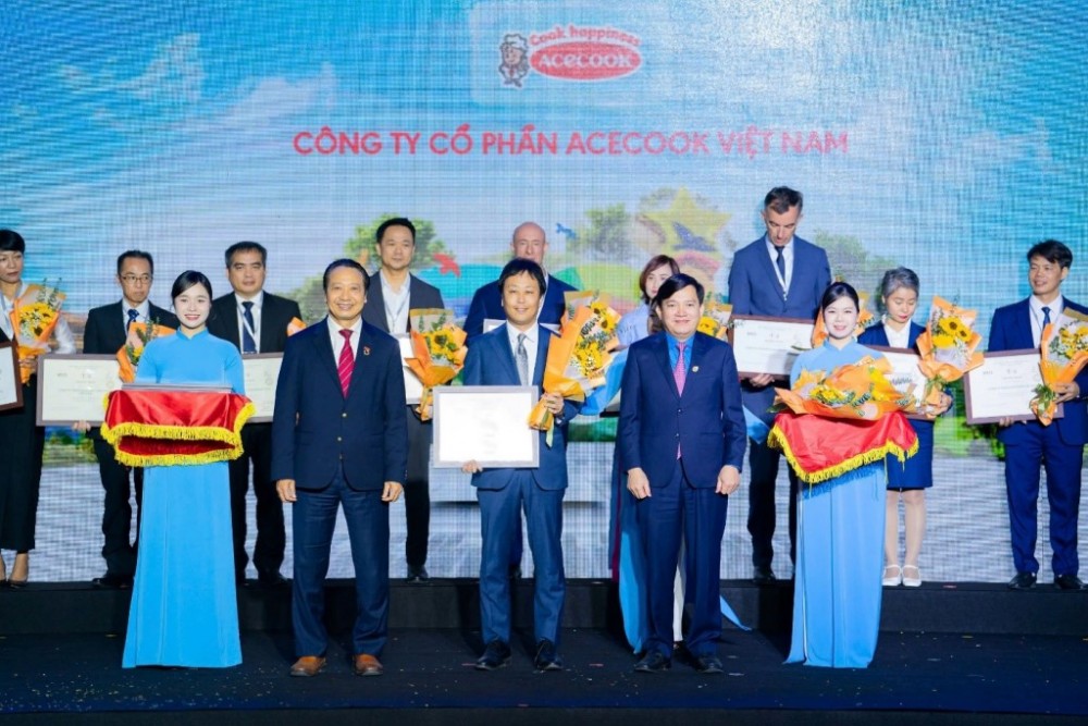 Đại diện Acecook Việt Nam nhận giải Top 100 doanh nghiệp bền vững 2025