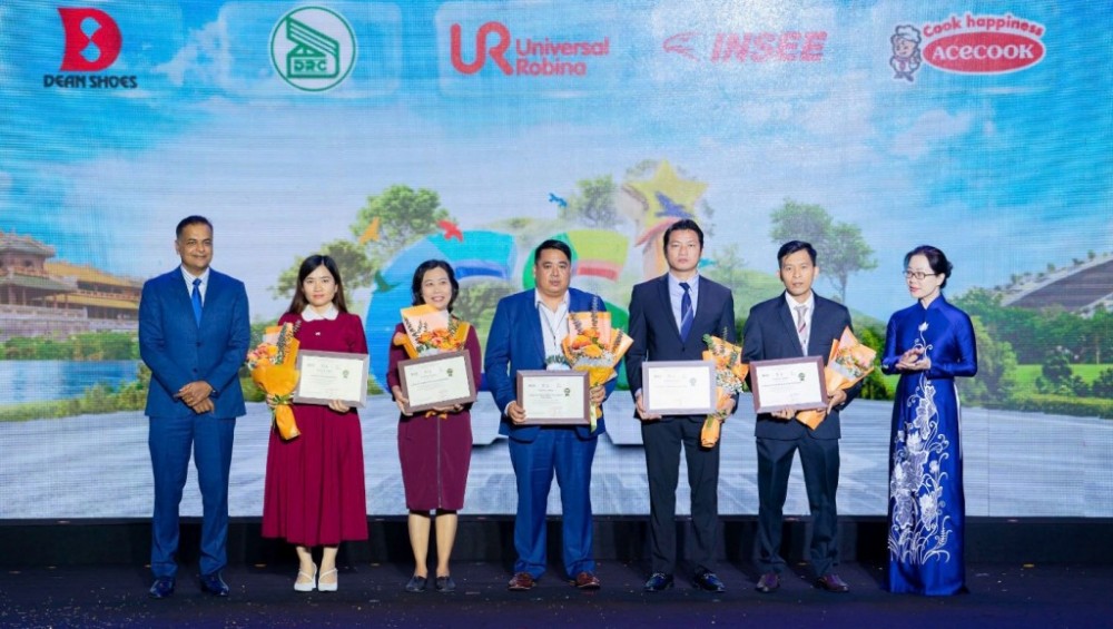 Đại diện Acecook Việt Nam (thứ 2 từ trái qua) nhận giải chuyên đề Top 5 Doanh nghiệp tiên phong thực hiện kinh tế tuần hoàn và cắt giảm phát thải khí nhà kính