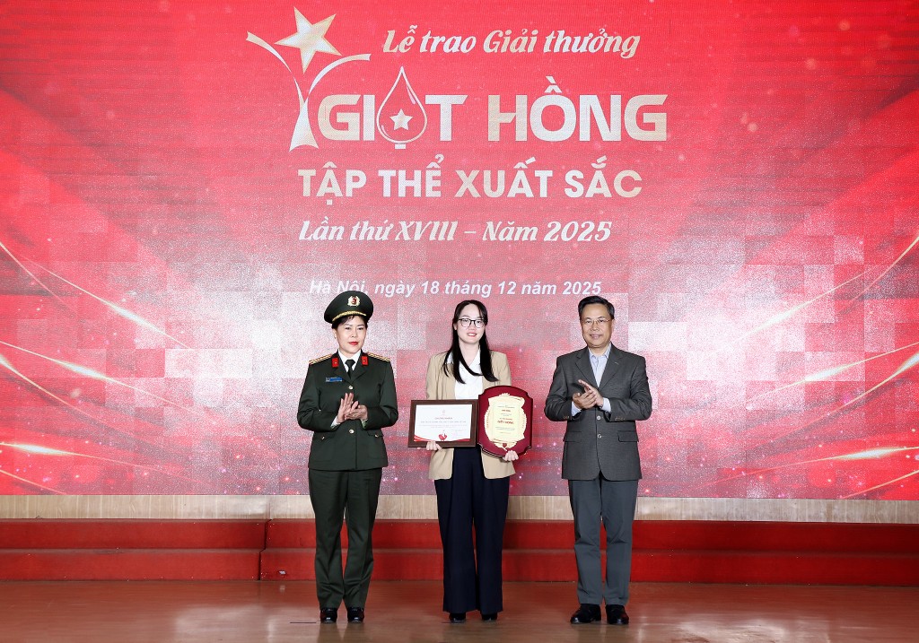 Đoàn Thanh niên Bộ Tài chính nhận Giải thưởng Giọt hồng năm 2025 Đoàn Thanh niên Bộ Tài chính nhận Giải thưởng Giọt hồng năm 2025