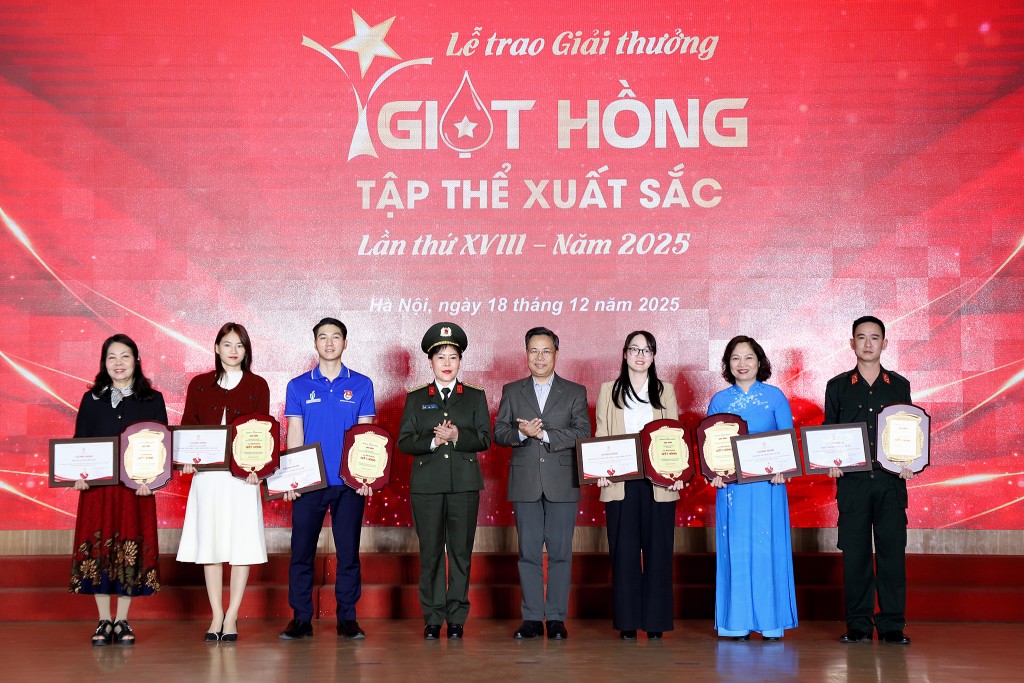 Đoàn Thanh niên Bộ Tài chính nhận Giải thưởng Giọt hồng năm 2025 Đoàn Thanh niên Bộ Tài chính nhận Giải thưởng Giọt hồng năm 2025