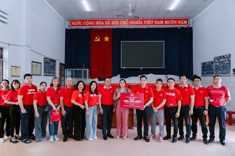 Generali Việt Nam trao tặng hơn 1,2 tỷ đồng hỗ trợ người dân tái thiết cuộc sống sau bão lũ